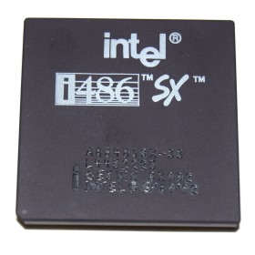 CPU Intel 486SX 33 Mhz.